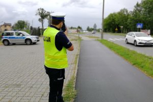 Policjant kontroluje prędkość pojazdów na ul. Wojska Polskiego w Świeciu