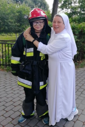 Na zdjęciu siostra Kasiana z podopiecznym przebranym za strażaka