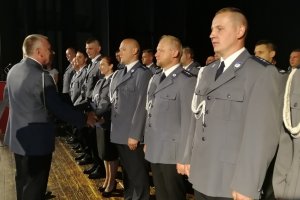 Zastępca Komendanta Wojewódzkiego Policji w Bydgoszczy wręcza rozkazy mianowanym polcjantom