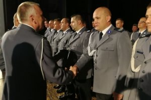 Komendant gratuluje awansu policjantom