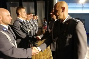 Komendant insp. Robert Olszewski gratuluje mianowania na wyższy stopień policyjny