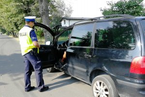 Policjant kontroluje dokumenty kierowcy