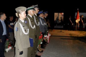 Delegacja wojska oraz policji podczas rozpoczęcia uroczystości