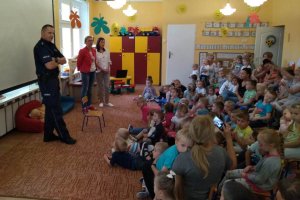 Asp. Tarkowski tłumaczy dzieciom zasady obowiązujące podczas kontaktu a osoba obcą