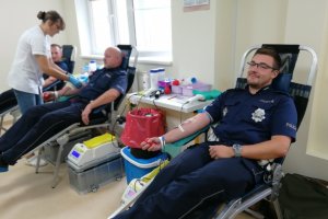 Policjant oddający krew dla kolegi