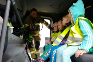 Przedszkolaki wysłuchują informacje przekazywane przez strażaka
