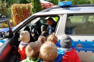 Dzieci poznają policyjny radiowóz