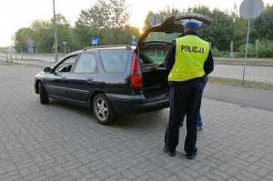 Policjant kontroluje wyposażenie pojazdu