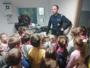 dzieci rozmawiają z policjantem o bezpieczeństwie