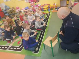policjant rozmawia z przedszkolakami