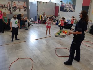 policjantka tłumaczy dzieciom zasady zabawy z alkogoglami