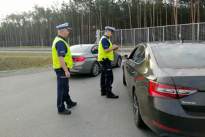 Policjanci ruchu drogowego kontrolują kierowcę osobówki