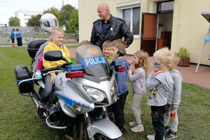 Dzieci oglądają motocykl służbowy policjanta