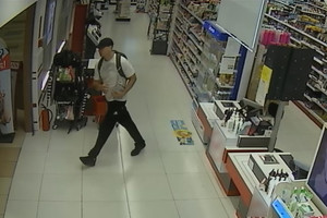 Mężczyzna w czapce na głowie wychodzi ze sklepu