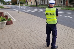 na zdjęciu widoczny policjant obserwujący przejście dla pieszych