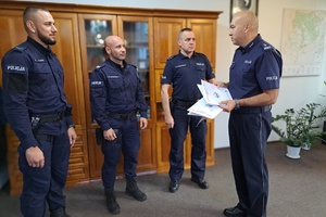 Komendant Powiatowy Policji w  Świeciu mł. insp. Marek Mitura gratuluje policjantom wzorowej postawy