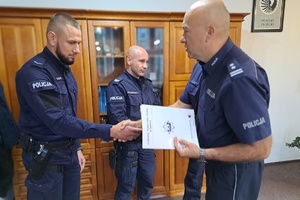 Komendant gratuluje sierżantowi Danielowi Czepek wzorowej służby
