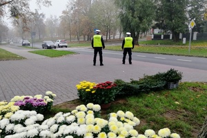 Policjanci patrolują teren przy cmentarzu w Świeciu