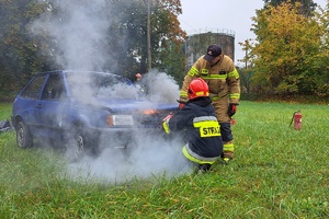 W ćwiczenia gaszenia pojazdu zaangażowana została uczestniczka szkolenia