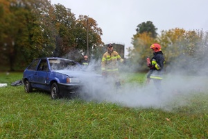 Z płonącego samochodu wydobywa się dym