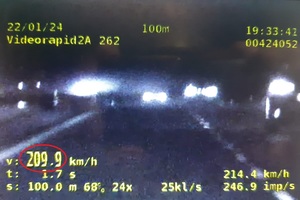 Ujęcie z nagrania wideorejestratora. widoczna prędkość 209 km/h.