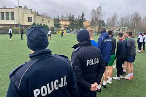Policjanci obserwują mecz piłki nożnej na orliku