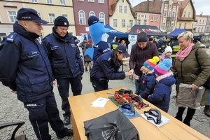 Policjanci podczas finału WOŚP na Rynku w Nowem