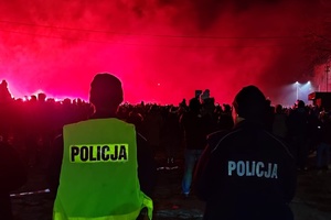 Policjanci dbają o bezpieczeństwo uczestników imprezy podczas pokazu fajerwerków