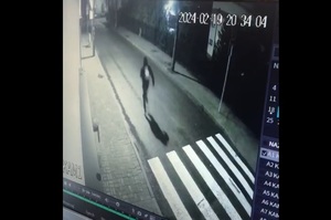 Przestępca biegnie ulicą późnym wieczorem
