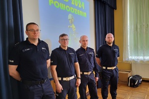 Czterech policjantów będących na otwarciu turnieju BRD