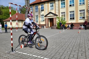 Uczeń jedzie rowerem przez przeszkodę