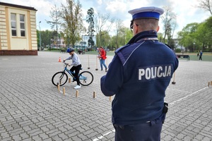 Policjant nadzoruje test umiejętności jazdy na rowerze